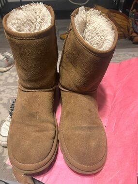 TIME and TRU furry like UGH boots Classic Chestnut Suede Shearling Boots Sz 11